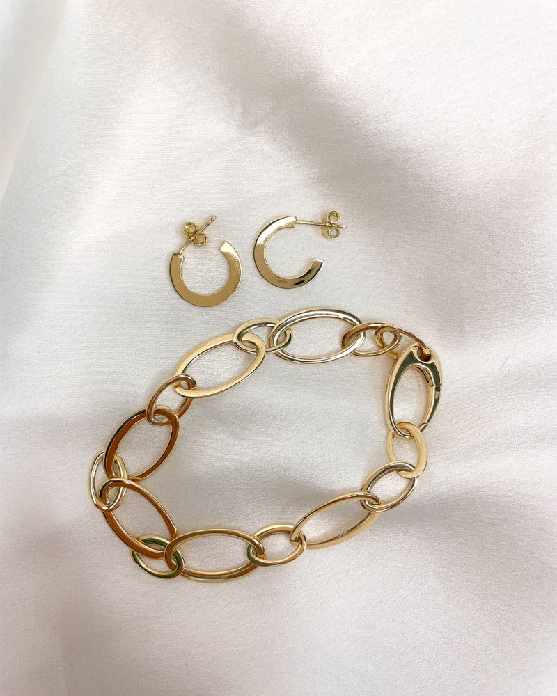 Geelgouden Oorringen met Stekers en Strak, Plat Design in 14 Karaat Goud