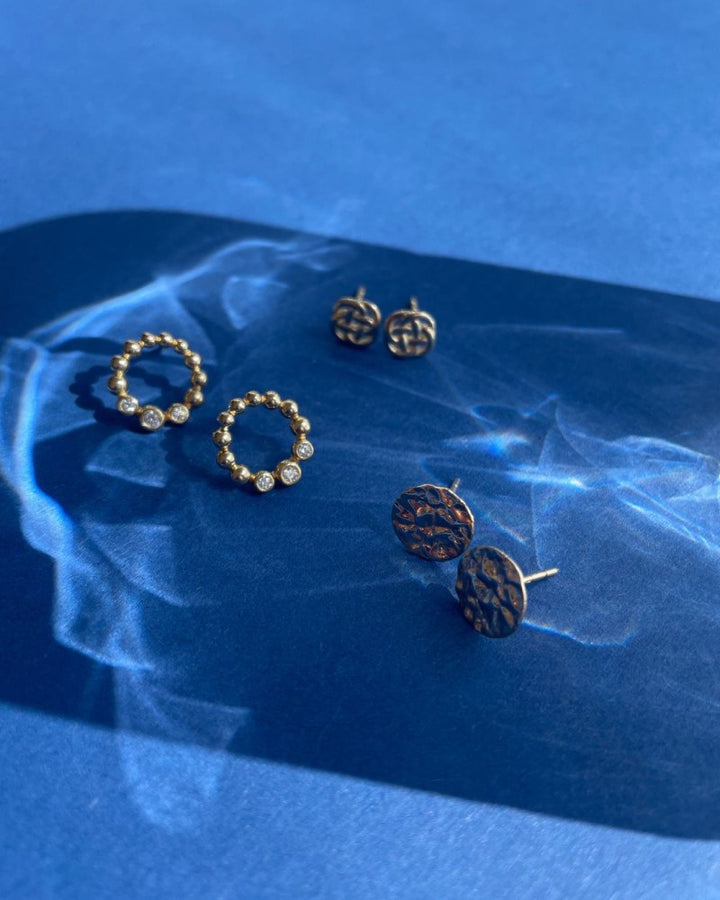 Geelgouden Oorstekers met Verweven Patroon – Elegante Oorbellen voor Dames - Van der Kooij