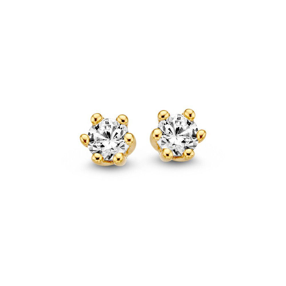Een paar Geelgouden Oorstekers met Zirkonia 14 Karaat van Excellent Jewelry, elk met een ronde zirkonia in zes gouden pootjes, getoond op een witte achtergrond.