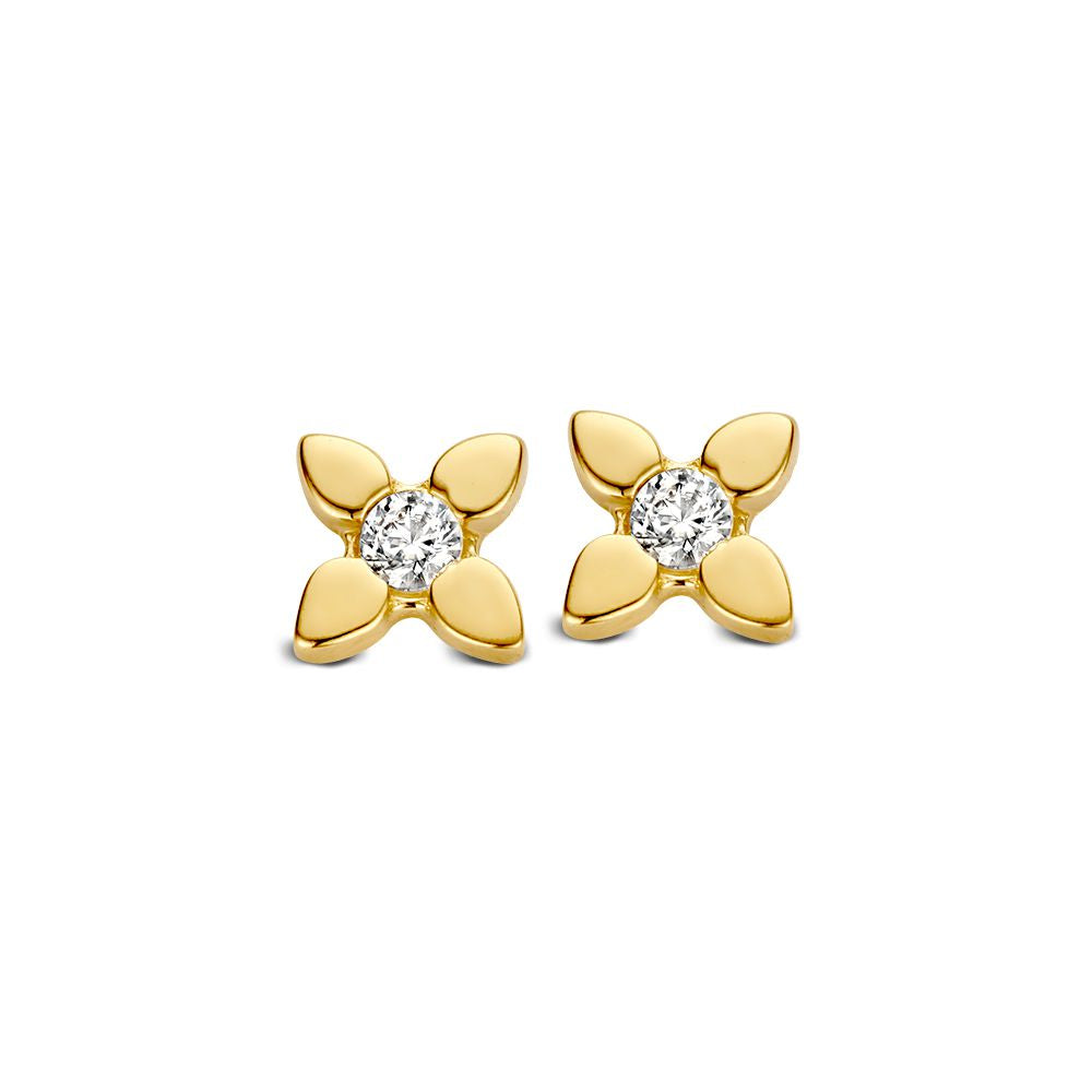 De Geelgouden Oorstekers met Zirkonia's - 14 Karaat van Excellent Jewelry zijn subtiele, elegante oorstekers in de vorm van bloemen met vier afgeronde bloemblaadjes, elk bezet met een fonkelende zirkonia, afgebeeld op een witte achtergrond.
