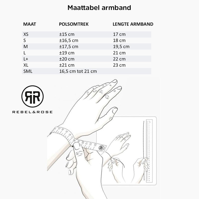 Een maattabel voor de Winter Blues van Rebel & Rose - 18 kt geelgoud geïoniseerd 4mm Kralen Armband Dames toont polsmaten (cm) en armbandmaten XS-XL. Hieronder meten handen de polsomtrek met een meetlint en liniaal.