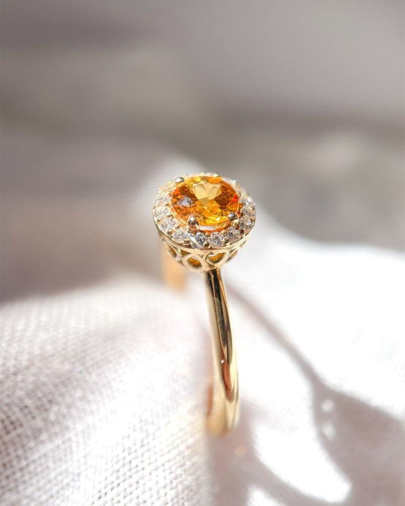 Luksusowy pierścionek z żółtego złota 18kt z pomarańczowym szafirem i 0.11ct diamentami