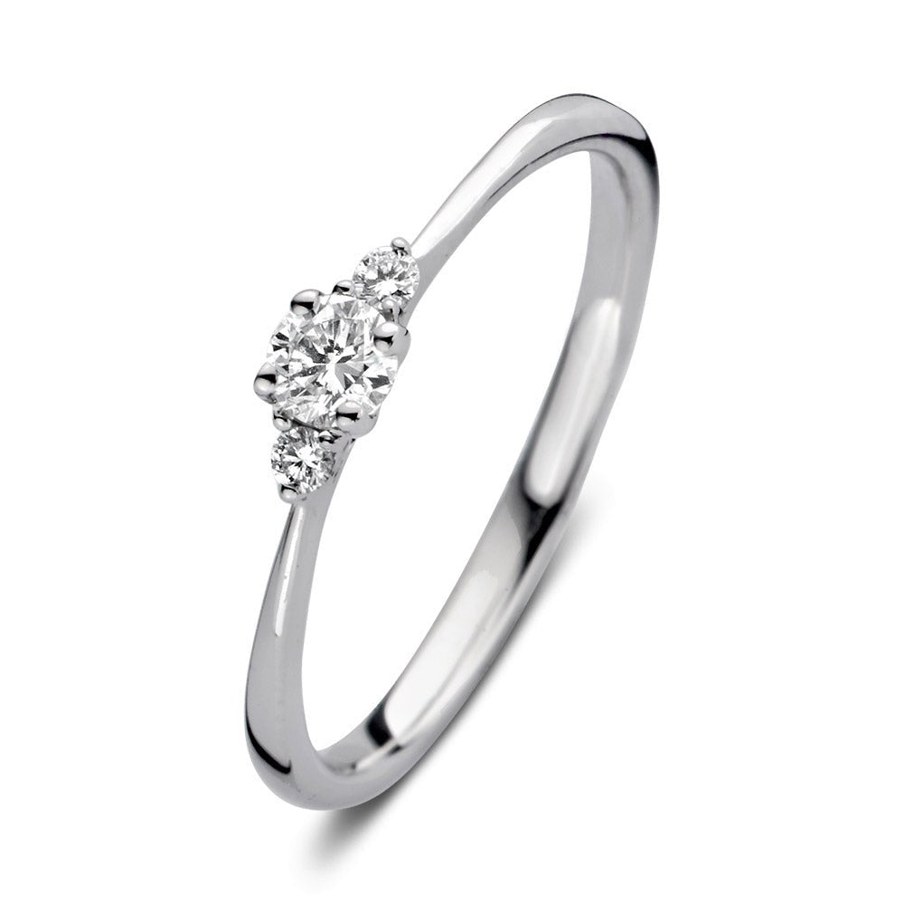 Witgouden ring met een centrale diamant van 0,20 crt en kleine accentdiamanten.