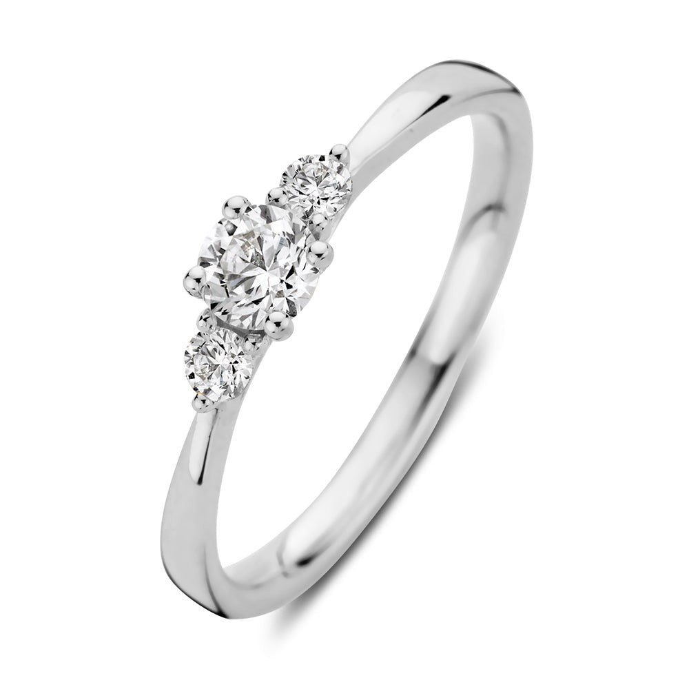 Witgouden ring met een centrale diamant en twee kleinere diamanten aan weerszijden.