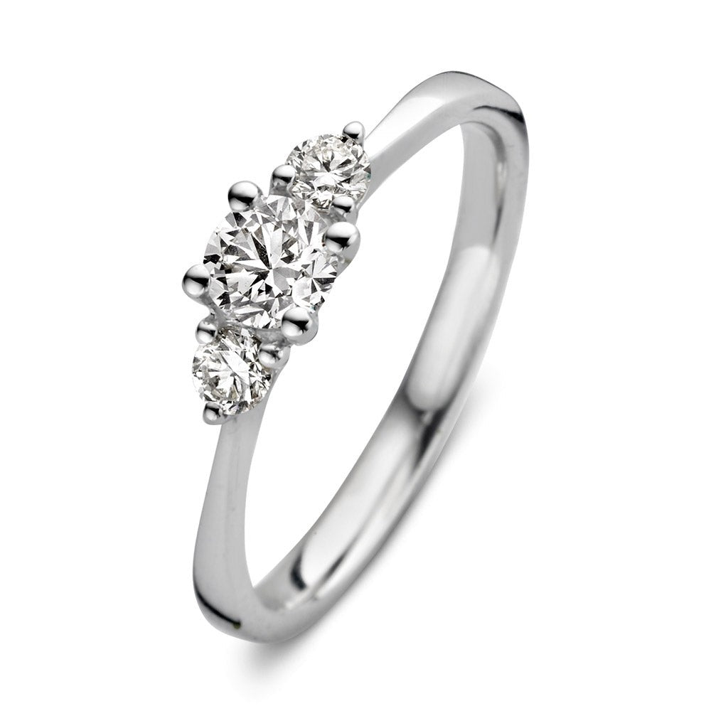 Witgouden ring met drie heldere diamanten, waarvan de middelste groter is.
