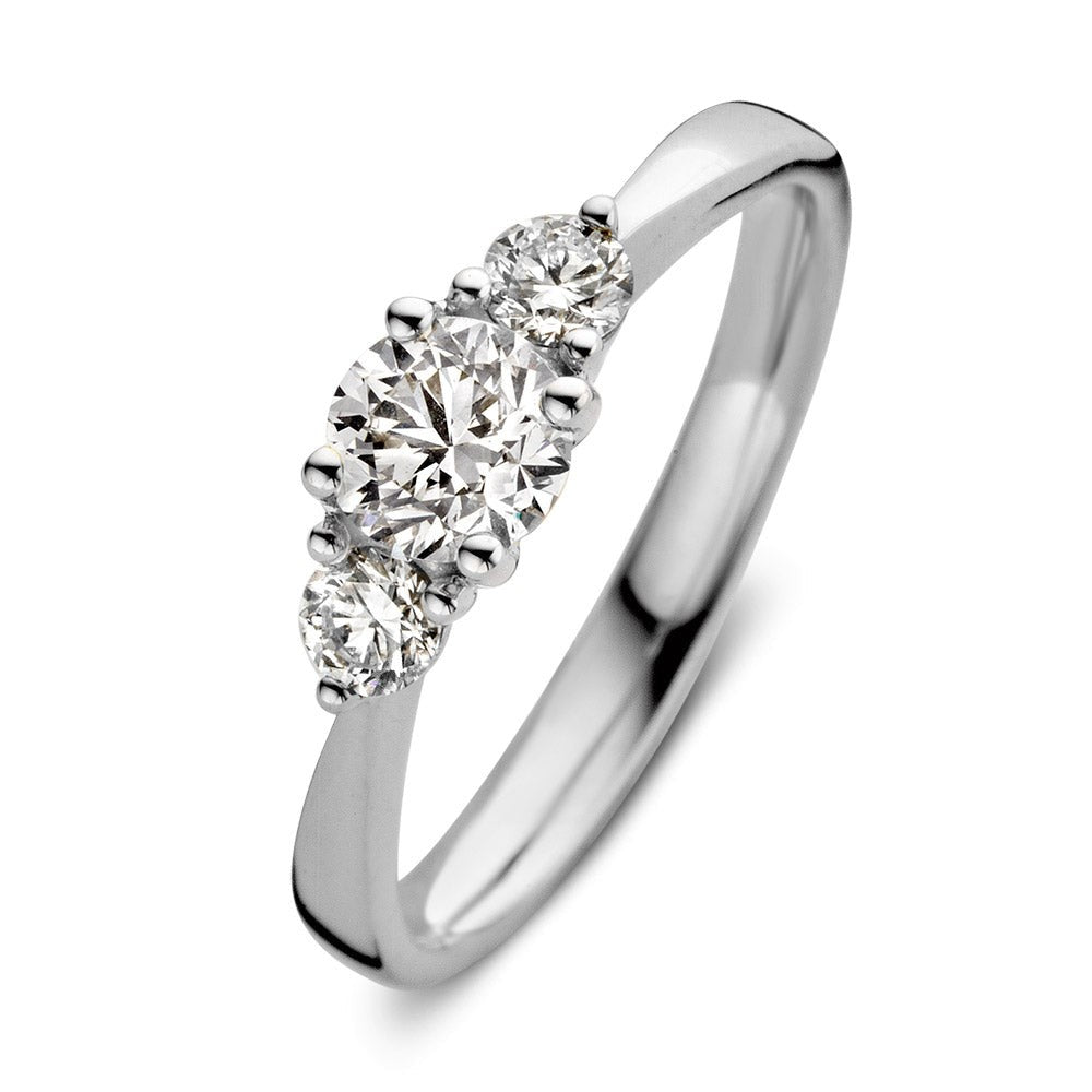 Witgouden ring met drie heldere, ronde diamanten in een klassieke zetting.