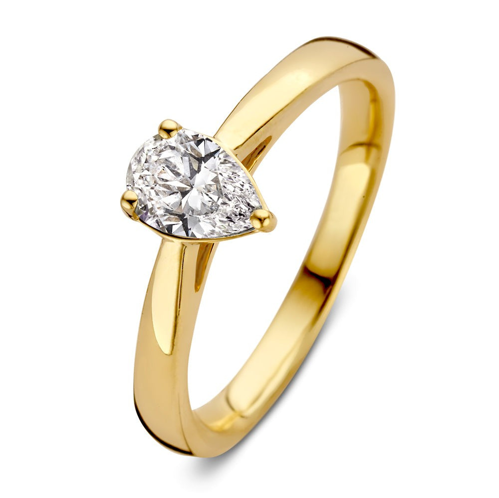 Geelgouden ring met een peervormige diamant van 0,50 crt en twee kleinere diamanten.