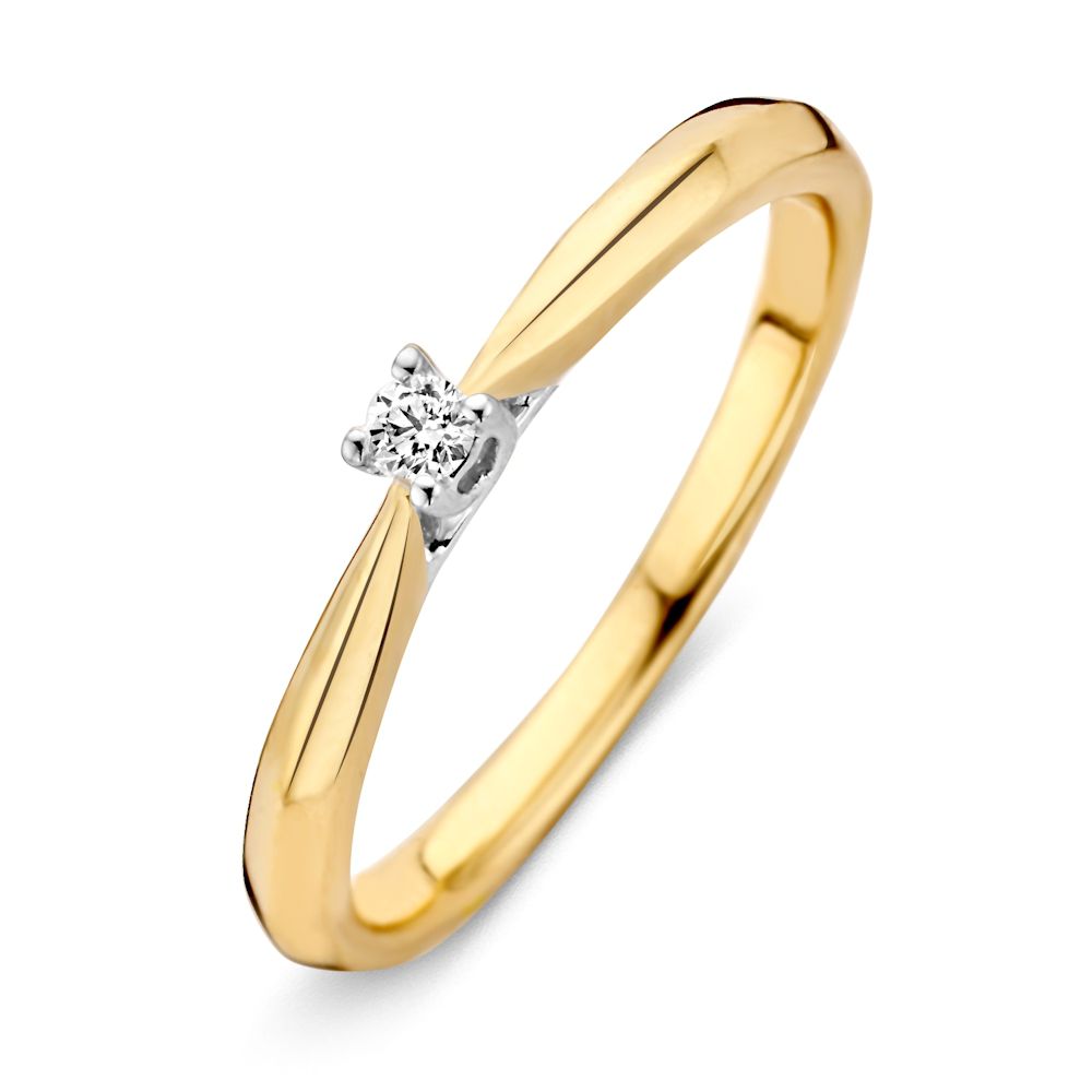 Złoty pierścionek solitair z diamentem 0,06 ct, o gładkiej, eleganckiej formie.
