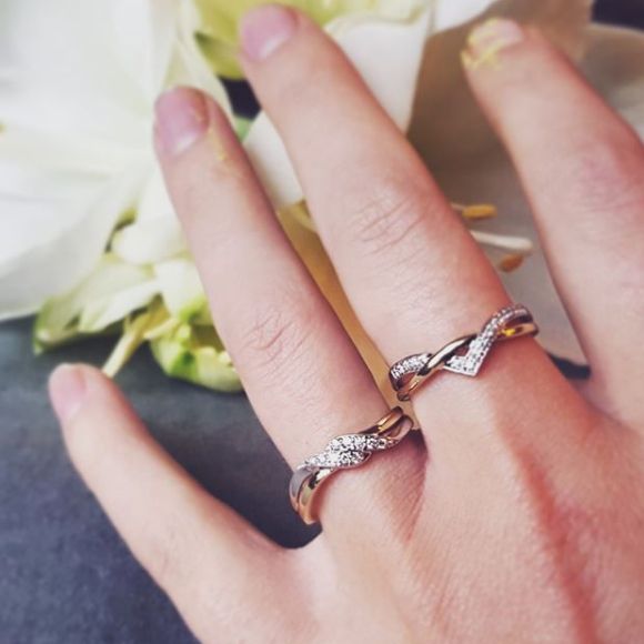Pierścionek z białego i żółtego złota z diamentem – elegancja dla damski