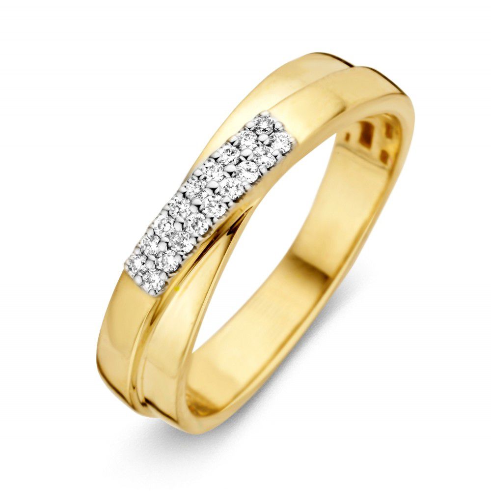 De Excellent Jewelry 14 karaats geelgouden kruisring met diamant in witgouden zetting is afgebeeld op een witte achtergrond, met fonkelende diamanten die diagonaal over de bovenkant zijn gezet.
