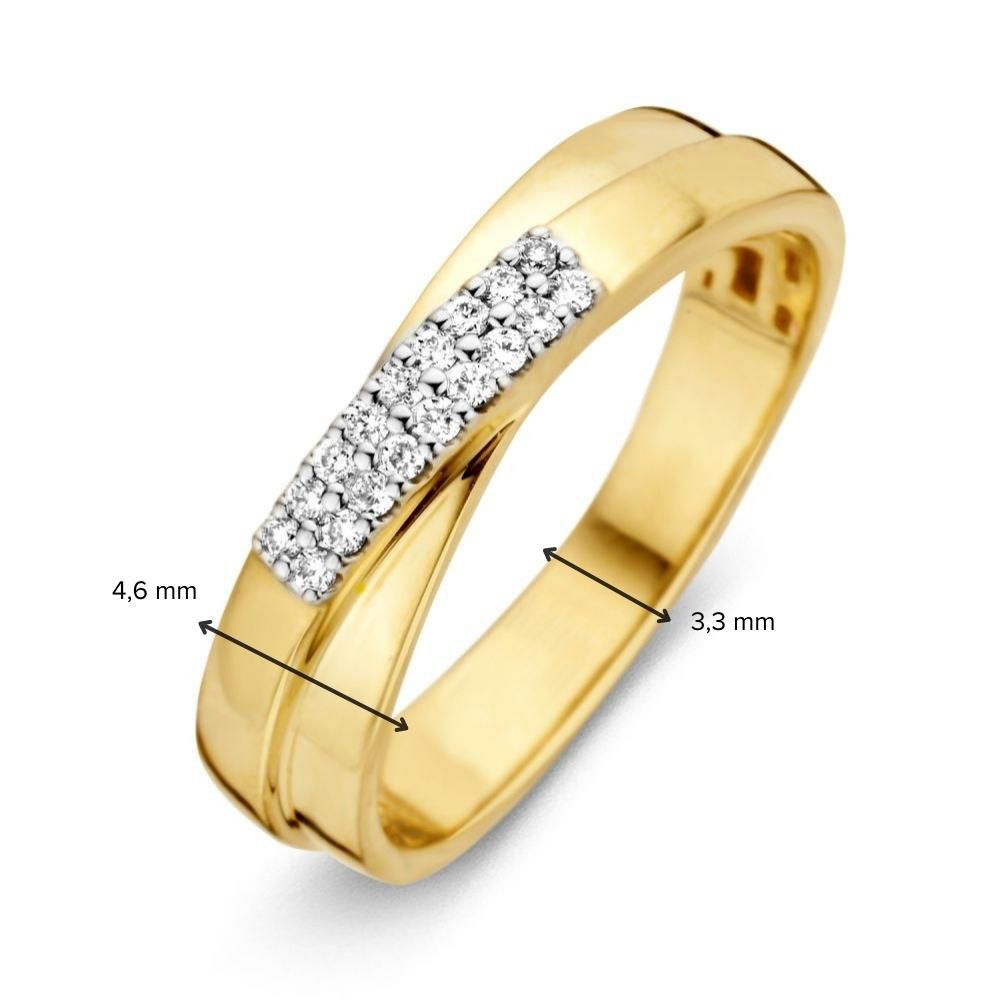 De 14-Karaats Geelgouden Crossover Ring met Diamant in Witgouden Zetting van Excellent Jewelry heeft een diagonale band met kleine witte diamanten; de breedte van de ring is 4,6 mm en 3,3 mm op verschillende delen.