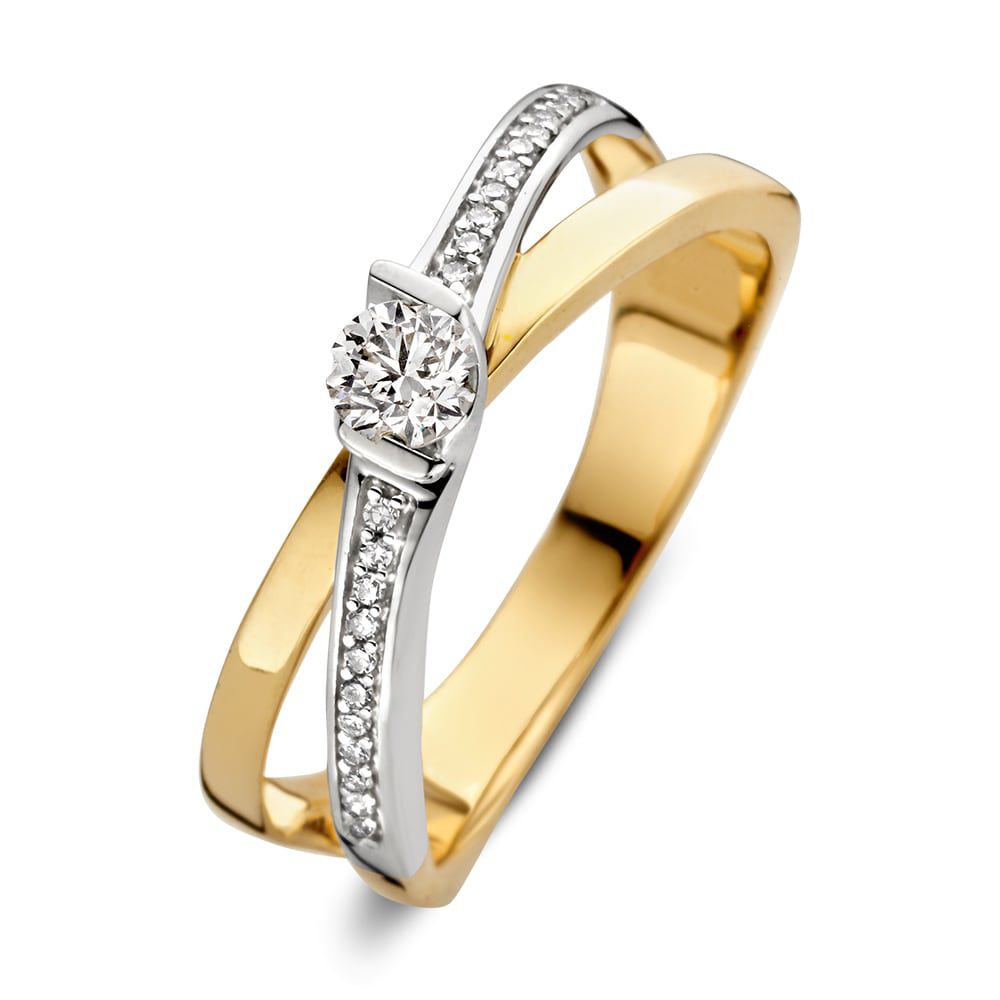 Bicolor geel- en witgouden ring met een centrale briljant van 0,22 ct en 22 kleine diamanten in de band.