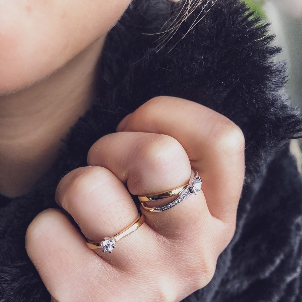 Bicolor Żółte i Białe Złoto Pierścionek z Diamentami – 0,22 ct Brylant i 22 Małe Diamenty