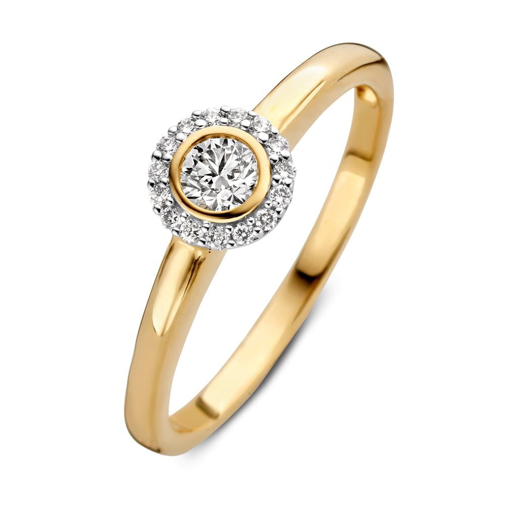 Elegancki pierścionek z żółtego złota z diamentem i diamentowym otoczeniem.