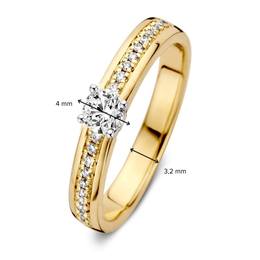 De Elegante Geelgouden Damesring met Witgouden Zetting en een briljant van 0,30 crt van Excellent Jewelry heeft een centrale diamant, geflankeerd door kleinere diamanten op een 3,2 mm brede band. Pijlen tonen de afmetingen van de steen en ring.