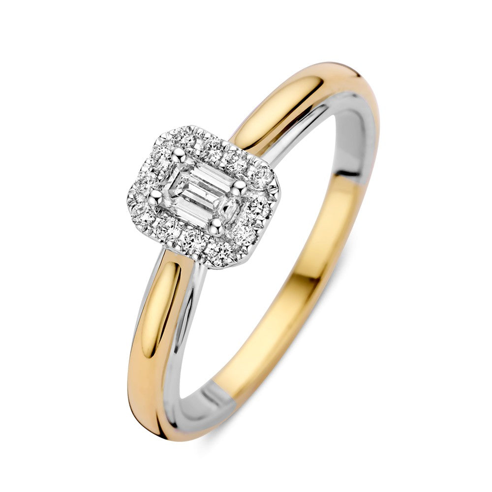 Pierścionek z białego i żółtego złota z diamentem w kształcie emerald w otoczeniu małych diamentów.