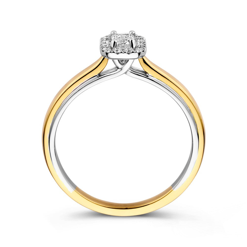 De Excellent Jewelry 14k Bicolor Gold Ring is voorzien van een smaragd geslepen diamant in een entourage zetting, die het elegante bandontwerp benadrukt.