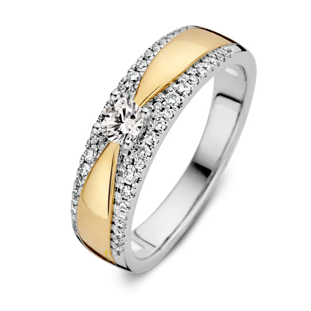 Bicolor damesring van geel- en witgoud met een centrale diamant en omliggende kleine steentjes.