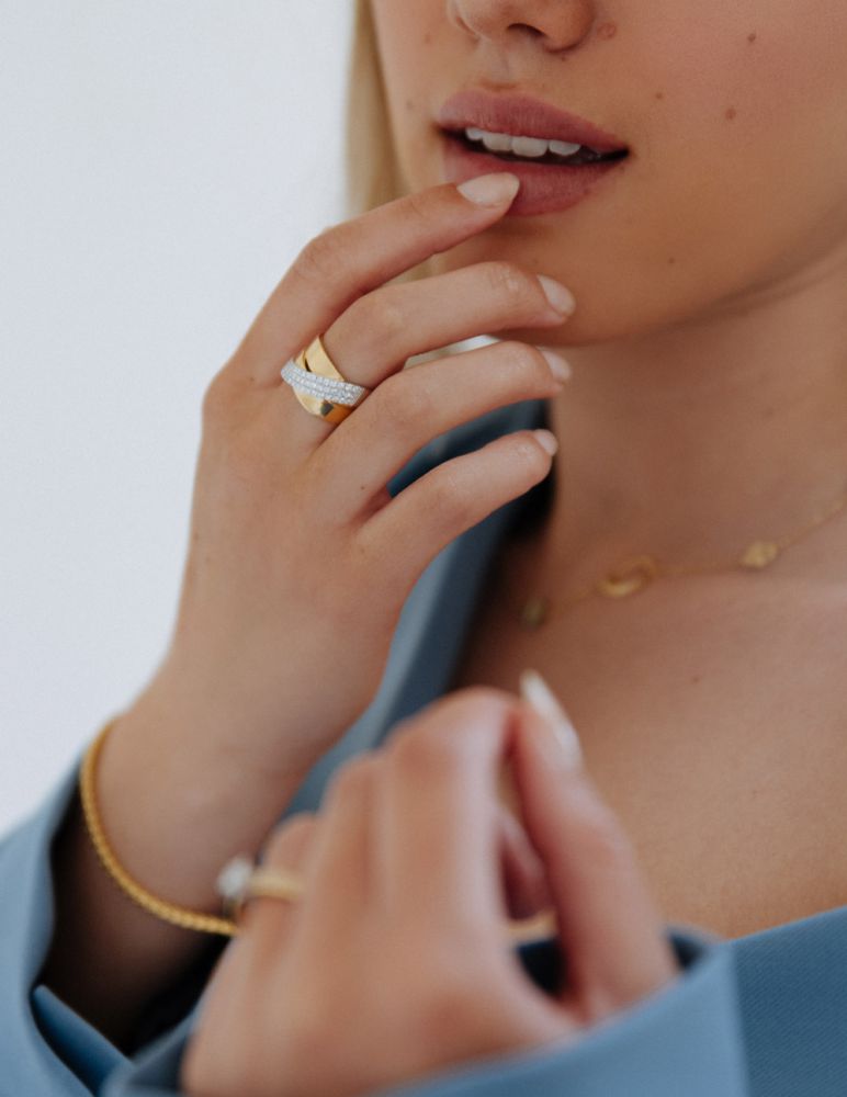 Szeroki pierścionek bicolor z żółtego i białego złota z diamentową oprawą pavé 0.56ct
