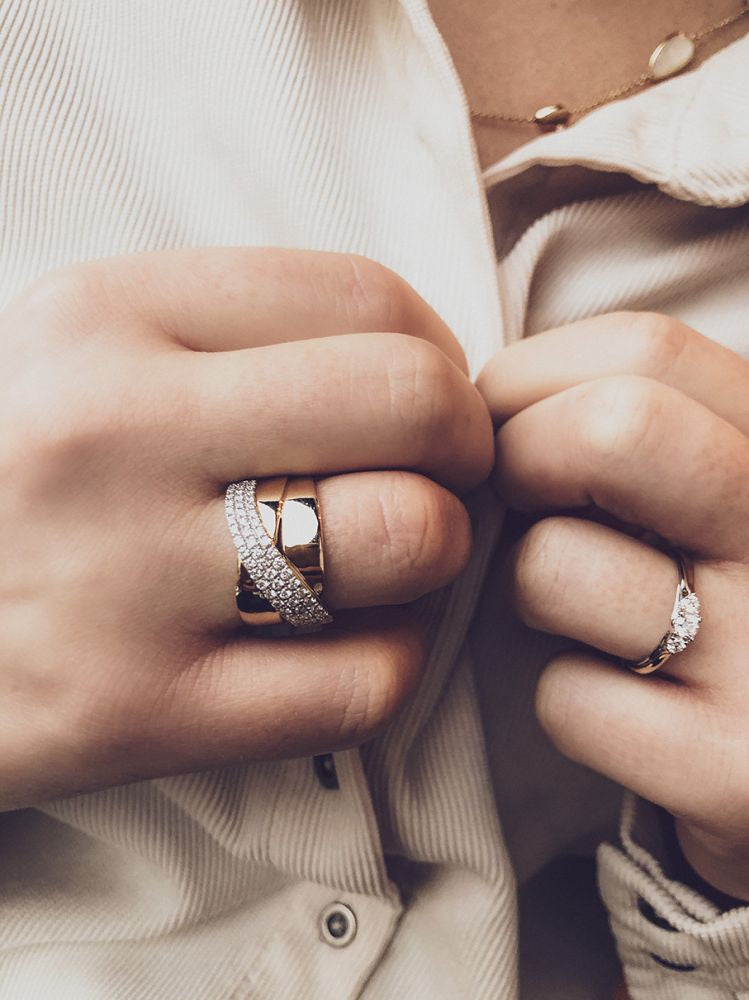 Szeroki pierścionek bicolor z żółtego i białego złota z diamentową oprawą pavé 0.56ct