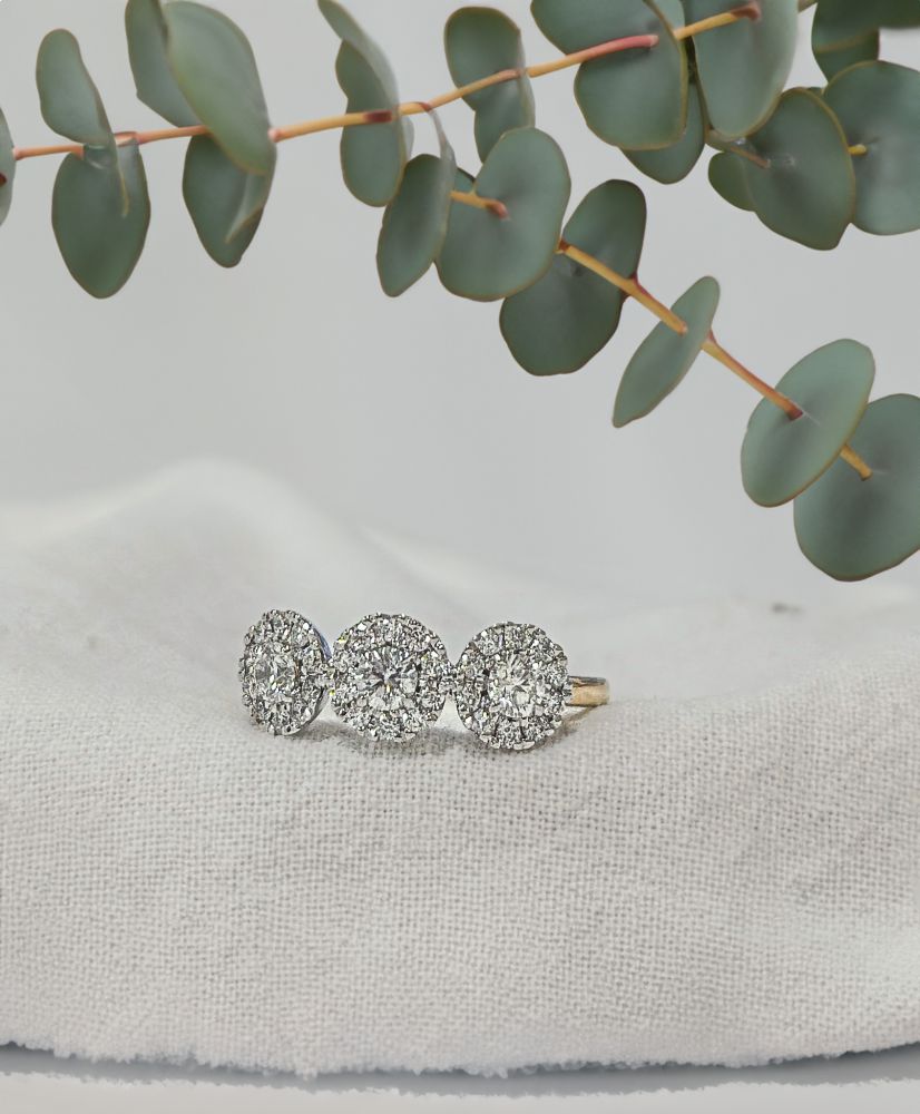 Bicolor złoty pierścionek z trzema diamentami 0.81ct H/SI-1 14 karat