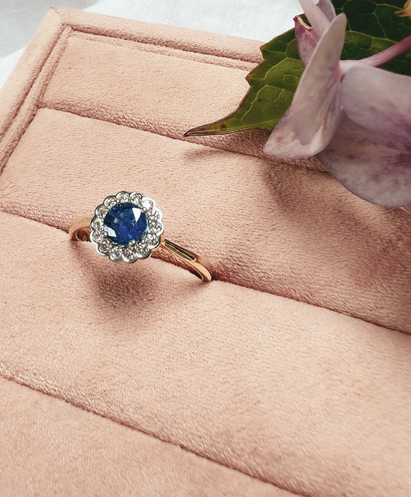 Klasyczny Złoty Pierścionek z Okrągłym Niebieskim Szafirem i 0.18ct Diamentami