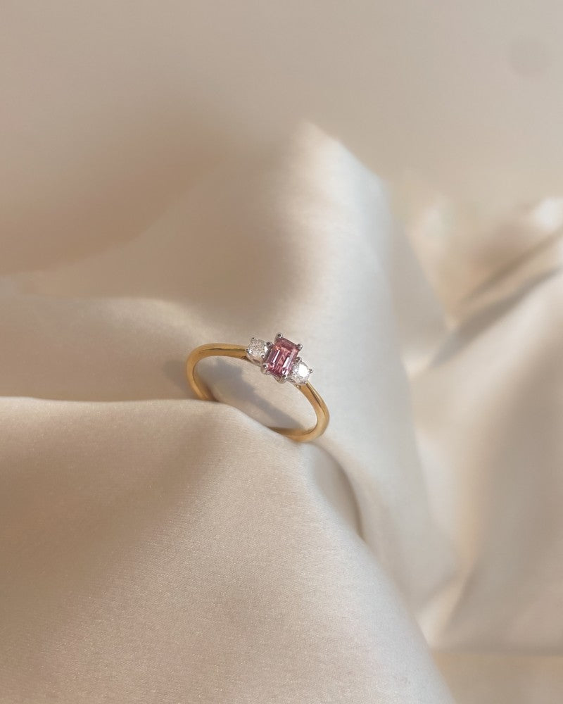 Pierścionek z bicolor złota 14-karatowego z baguette różowym turmalinem i diamentami
