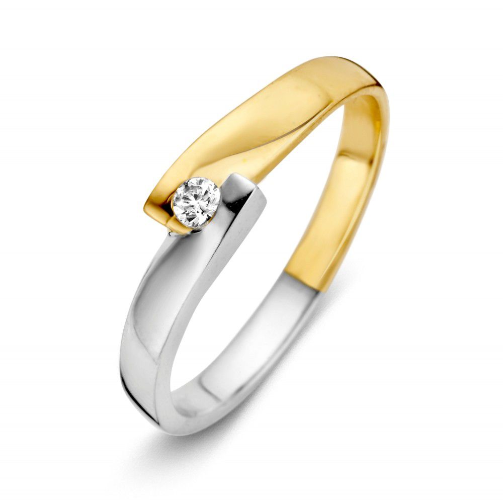 De Elegante Bicolor Damesring van Excellent Jewelry is een 14 karaat geel/wit gouden ring van 2,7 gram met een moderne, gedraaide vorm en één ronde zirkonia op het kruispunt van de banden, getoond op een witte achtergrond.