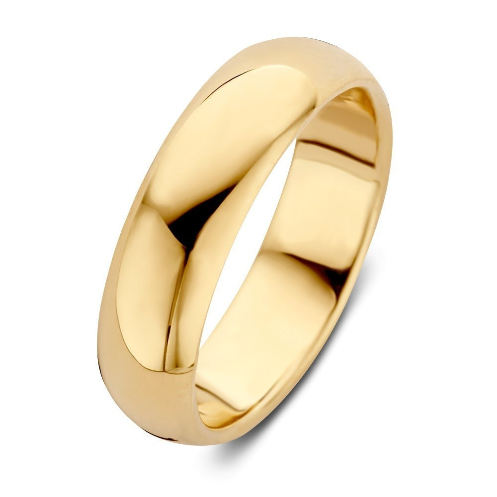 Geelgouden ring van 6 mm breed met een gladde, glanzende afwerking.