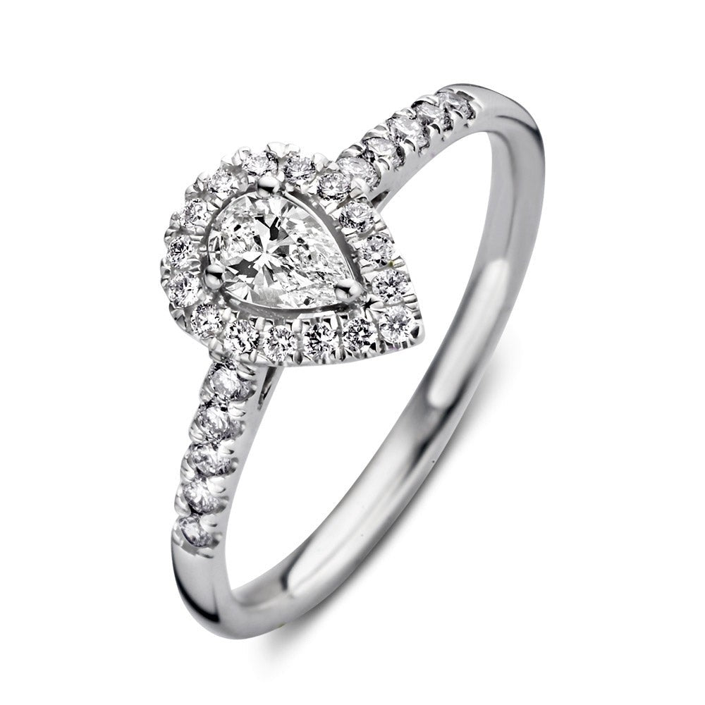 Witgouden ring met een peervormige diamant in het midden, omringd door kleinere steentjes op de band.