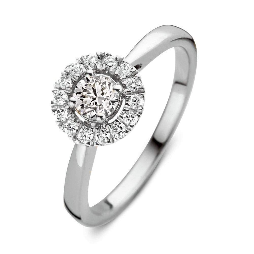 Witgouden ring met een centrale diamant omringd door kleinere diamanten in een ronde setting.