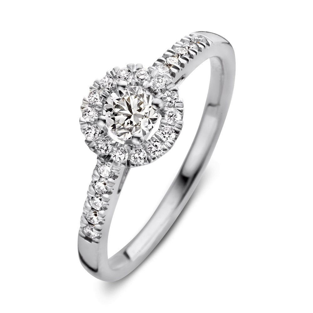 Witgouden ring met een ronde diamant in een halo-setting en kleinere diamanten op de band.