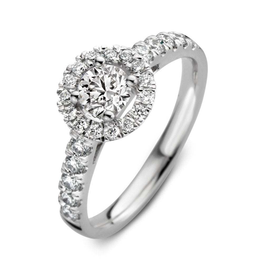 Witgouden ring met een ronde diamant in een halo-setting, omringd door kleinere diamanten op de band.