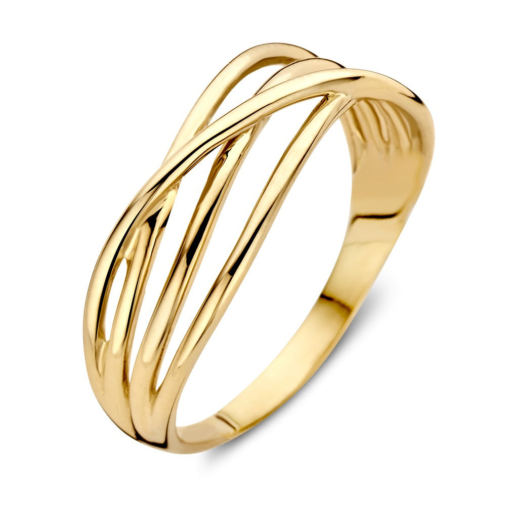 De Geelgouden Damesring van Excellent Jewelry is gemaakt van 14 karaat goud, heeft een breedte van 7,7 mm en een tijdloos ontwerp met drie overlappende banden voor een moderne, elegante uitstraling.