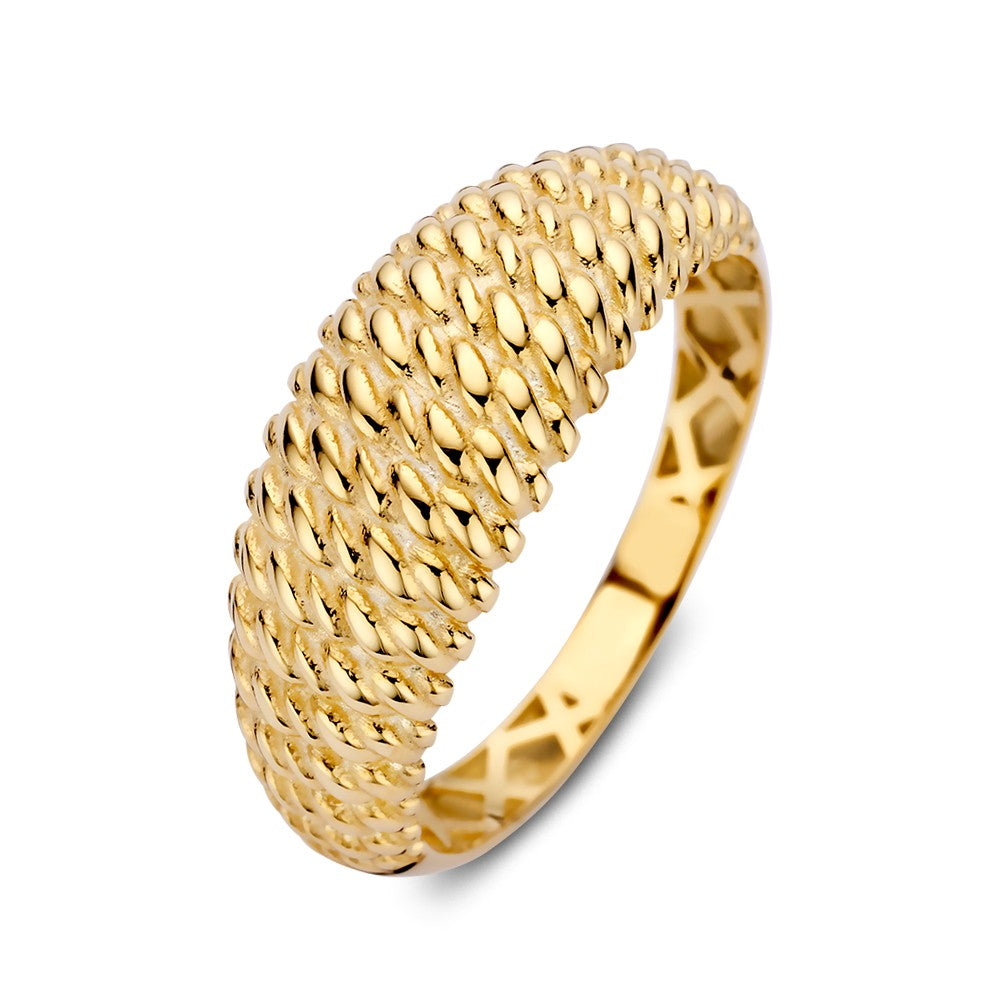 De Brede Geelgouden Ring met Getorste Bewerking van Excellent Jewelry straalt tijdloze elegantie uit. De opvallende, ovalen structuur en gepolijste binnenkant maken deze ring het perfecte sieraad voor elke gelegenheid.