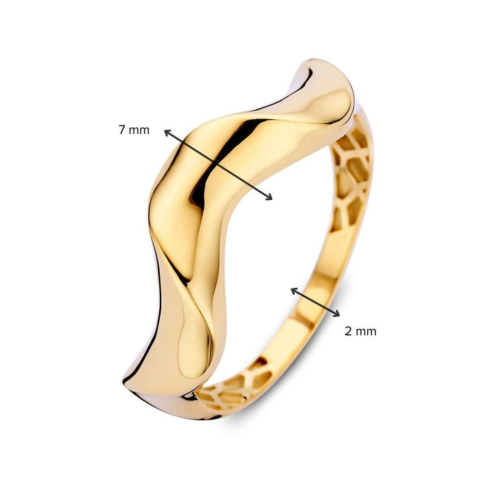 De Geelgouden Ring met Organische, Speelse Twist van Excellent Jewelry heeft een modern gouden ontwerp (7 mm breed, 2 mm smal) met een geometrisch uitgesneden patroon aan de binnenzijde - een vleugje natuur voor jouw stijl.