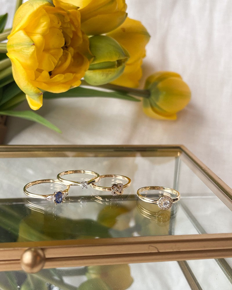 Elegancki Żółte Złoto Pierścionek z Wzorem Węzła i Diamentem: Ponadczasowa Biżuteria 0.04 crt.