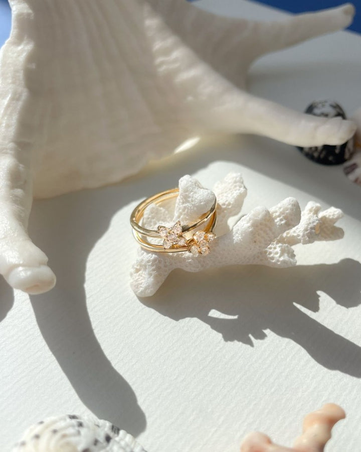 Elegant Yellow Gold Flower Ring with 0.15ct Diamond
