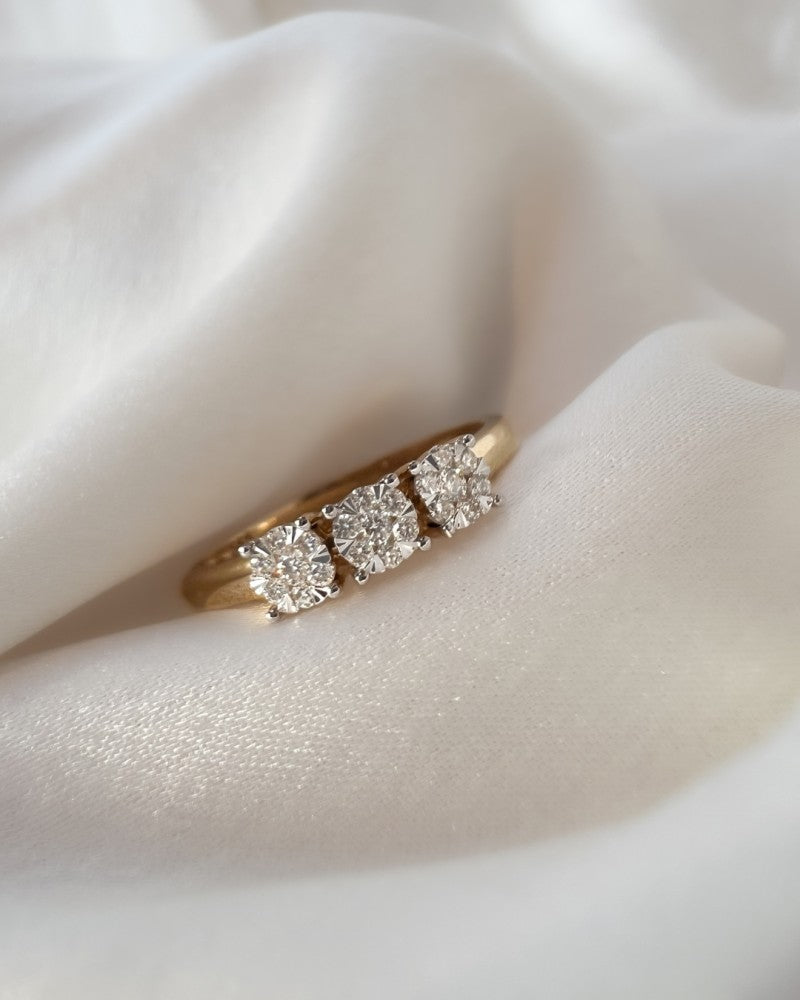Elegancki Żółte Złoto Pierścionek Trójkamieniowy z Diamentami w Ustawieniu Otoczenia – 0,18 crt