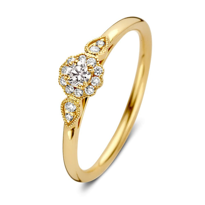 De Verfijnde Geelgouden Ring met Briljant Geslepen Middensteen 0.21 crt. van Excellent Jewelry heeft een centrale diamant omringd door kleinere diamanten in bloemmotief, met extra diamantclusters aan weerszijden van de band.