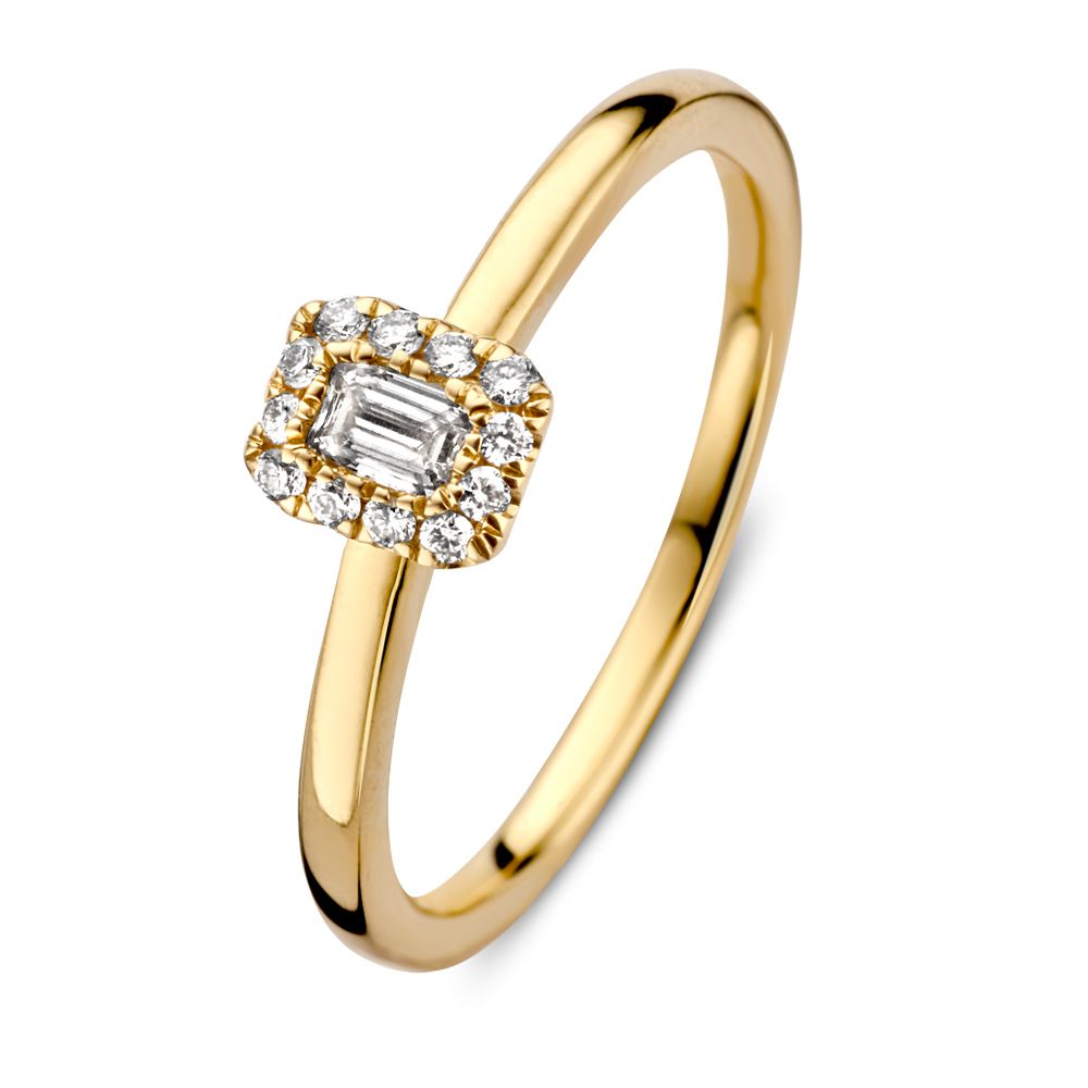 Srebrny pierścionek z żółtego złota z diamentem w kształcie baguette i otoczką z małych diamentów.