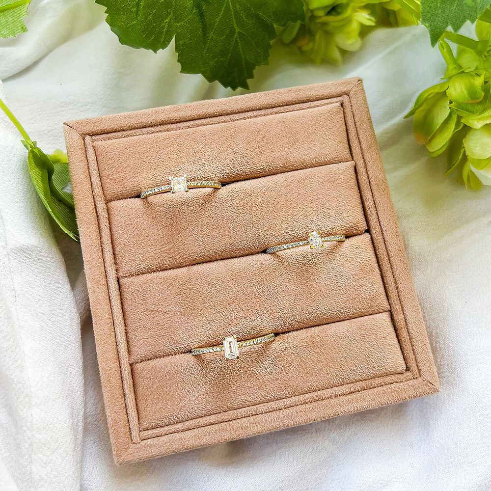 Wyszukany Pierścionek z Żółtego Złota z Diamentem Baguette i Iskrzącymi Akcentami – 14 Karat Złota, 0.42ct Diamentów