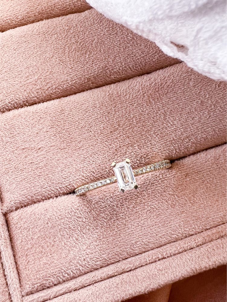 Wyszukany Pierścionek z Żółtego Złota z Diamentem Baguette i Iskrzącymi Akcentami – 14 Karat Złota, 0.42ct Diamentów