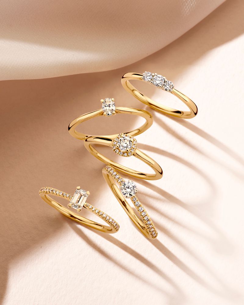 Wyszukany Pierścionek z Żółtego Złota z Diamentem Baguette i Iskrzącymi Akcentami – 14 Karat Złota, 0.42ct Diamentów