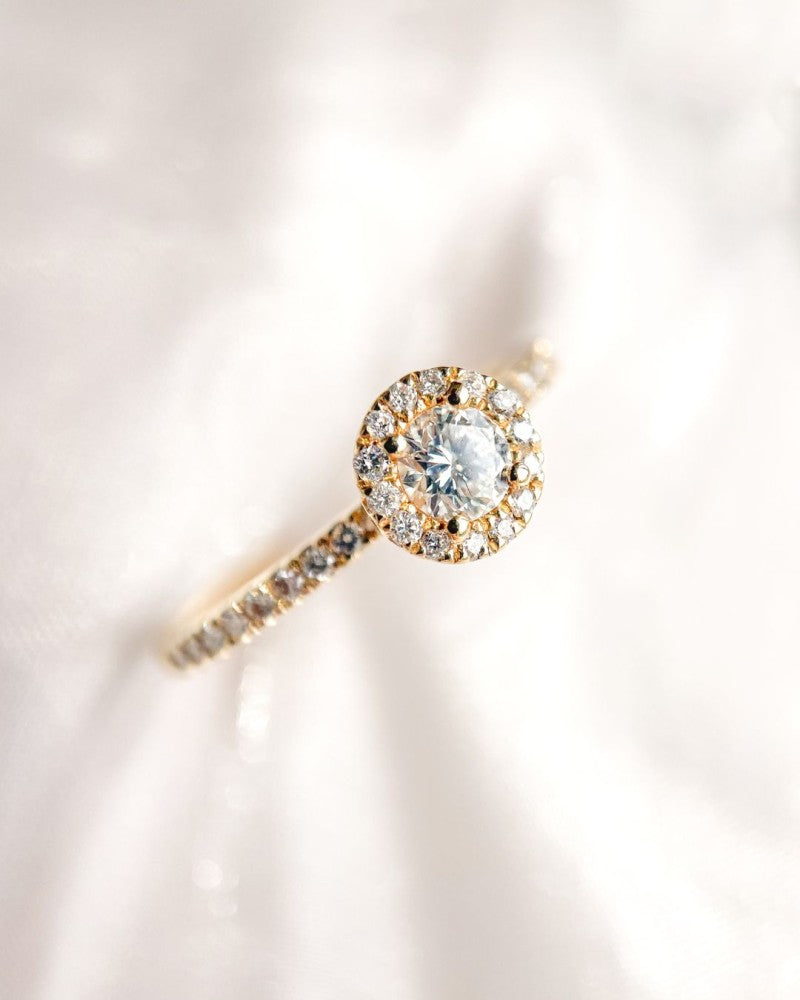 Elegancki Żółte Złoto Pierścionek z 0,20ct Brylantem i Halo z Diamentów