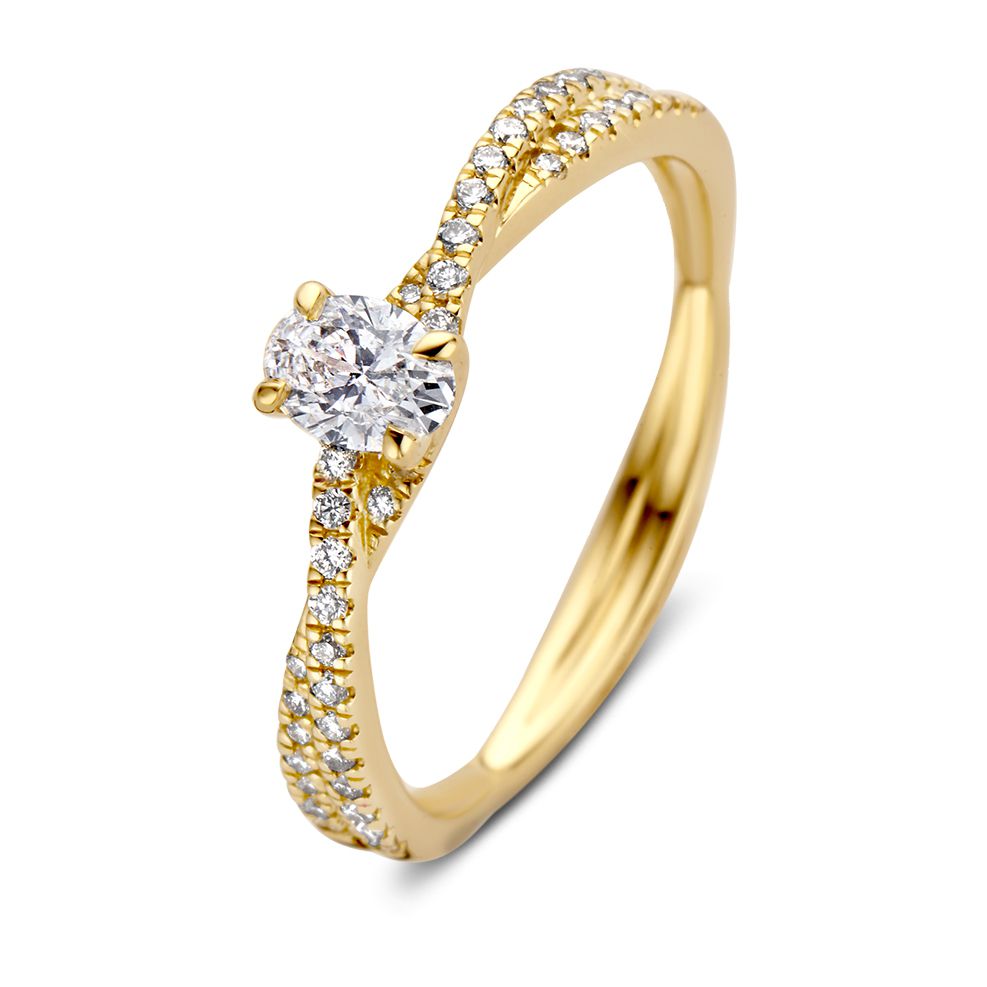 De Elegante Geelgouden Ring van Excellent Jewelry heeft een ovale middensteen en fonkelende diamanten (0.48 crt) op de gedraaide band, voor extra schittering.