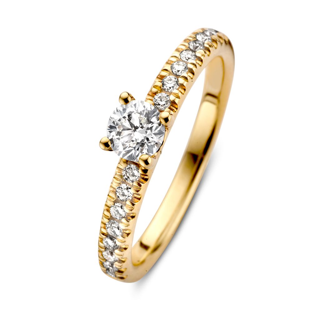 Elegancki pierścionek z żółtego złota z diamentem o masie 0,59 ct i ozdobnymi kamieniami.