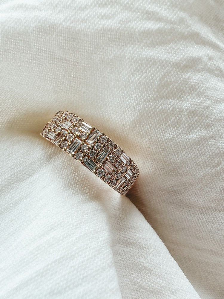 Elegancki Żółte Złoto Pierścionek z Diamentami Brylantowymi i Baguette 0.94 crt.