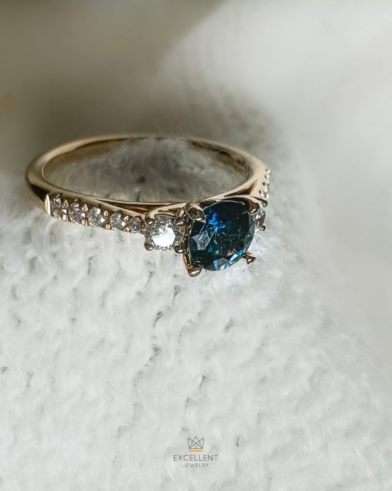 Elegancki Żółte Złoto Pierścionek z Pięknym Szafirem i Diamentami