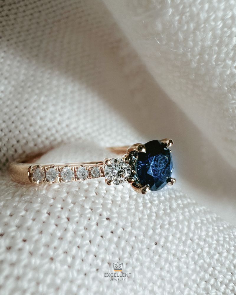 Elegancki Żółte Złoto Pierścionek z Pięknym Szafirem i Diamentami